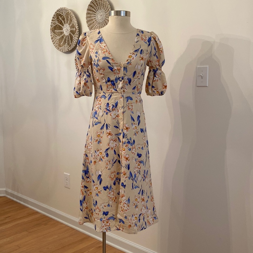 NWT BCBG Generation Floral Smocked Dress in Tapioca